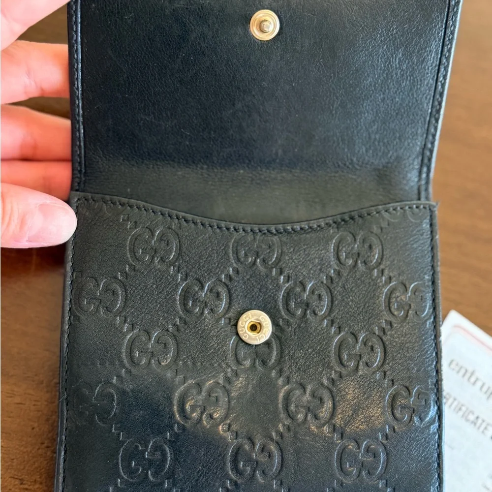 Gucci Black Embossed Leather Card Case with Gold Bow Accents - Picture 2 of 4